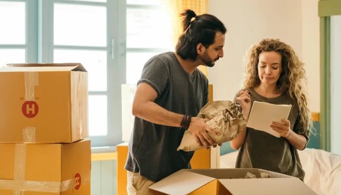 Sortir dan Decluttering: Pilih Bawa yang Penting Saja