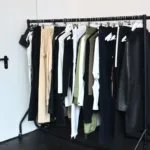 Koleksi pakaian bergaya di gantungan dalam lemari modern